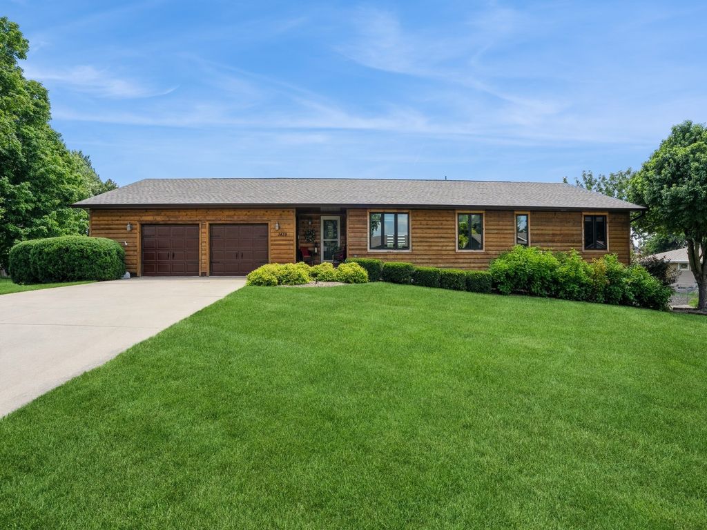 1439 N 6th Avenue E, Newton, IA 50208