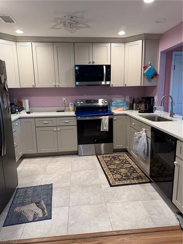 557 Ridgewood ST NW, Port Charlotte, FL 33952