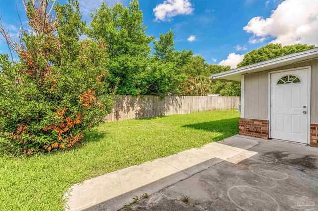 6852 Lake Joanne Dr, Pensacola, FL 32506
