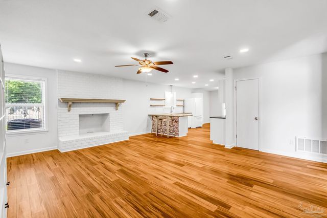 6852 Lake Joanne Dr, Pensacola, FL 32506