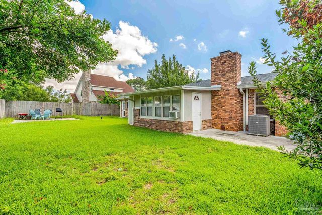 6852 Lake Joanne Dr, Pensacola, FL 32506