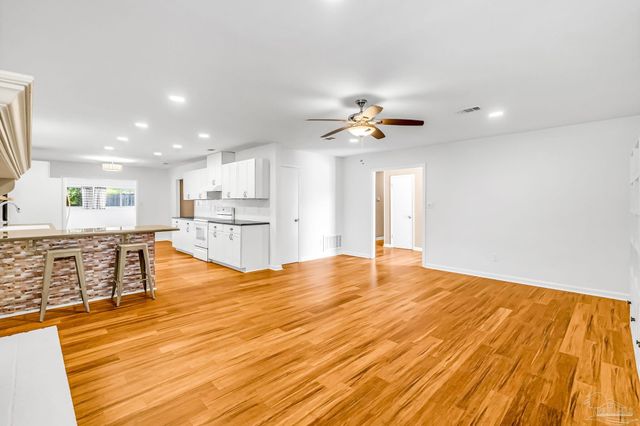 6852 Lake Joanne Dr, Pensacola, FL 32506