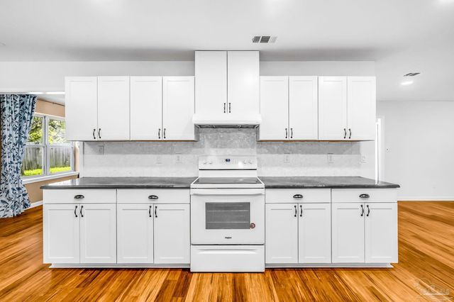 6852 Lake Joanne Dr, Pensacola, FL 32506