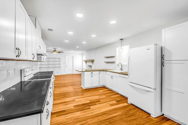 6852 Lake Joanne Dr, Pensacola, FL 32506