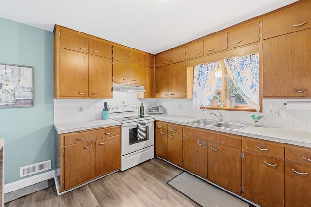 2745 Melanie Ln, Salina, KS 67401