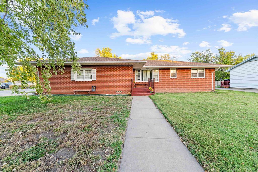 2745 Melanie Ln, Salina, KS 67401