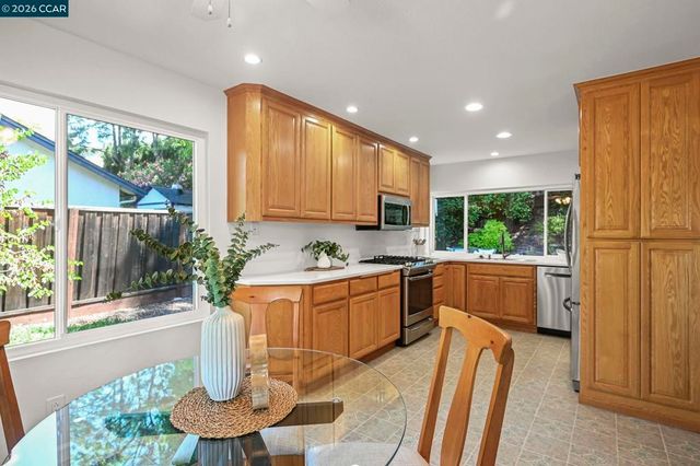 737 Sunflower Ct, Concord, CA 94518