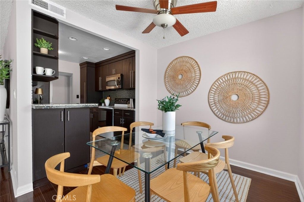 Image 10 of property listing at 5412 Lindley Avenue 322, Encino, CA 91316
