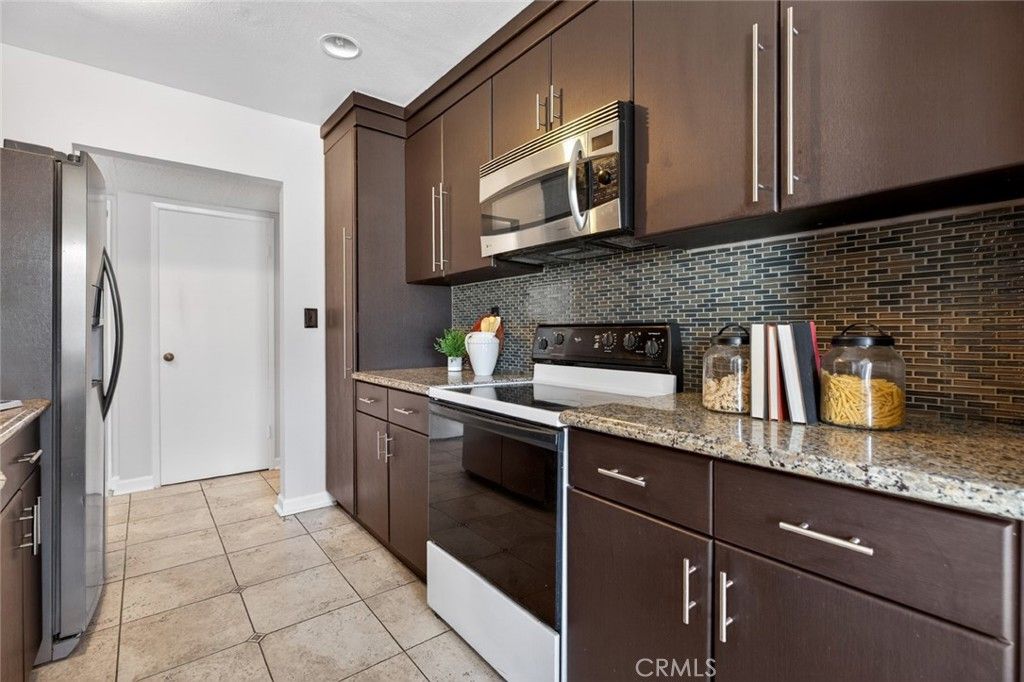 Image 12 of property listing at 5412 Lindley Avenue 322, Encino, CA 91316