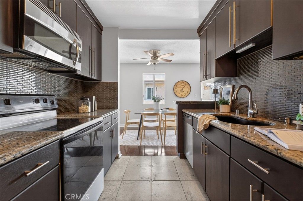 Image 13 of property listing at 5412 Lindley Avenue 322, Encino, CA 91316