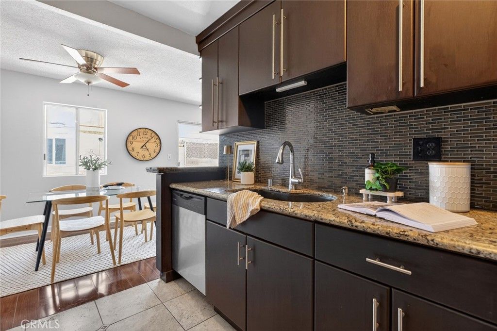 Image 14 of property listing at 5412 Lindley Avenue 322, Encino, CA 91316