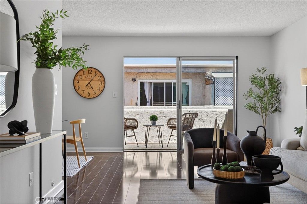 Image 15 of property listing at 5412 Lindley Avenue 322, Encino, CA 91316