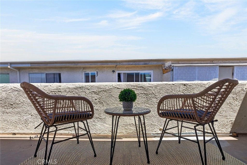 Image 16 of property listing at 5412 Lindley Avenue 322, Encino, CA 91316