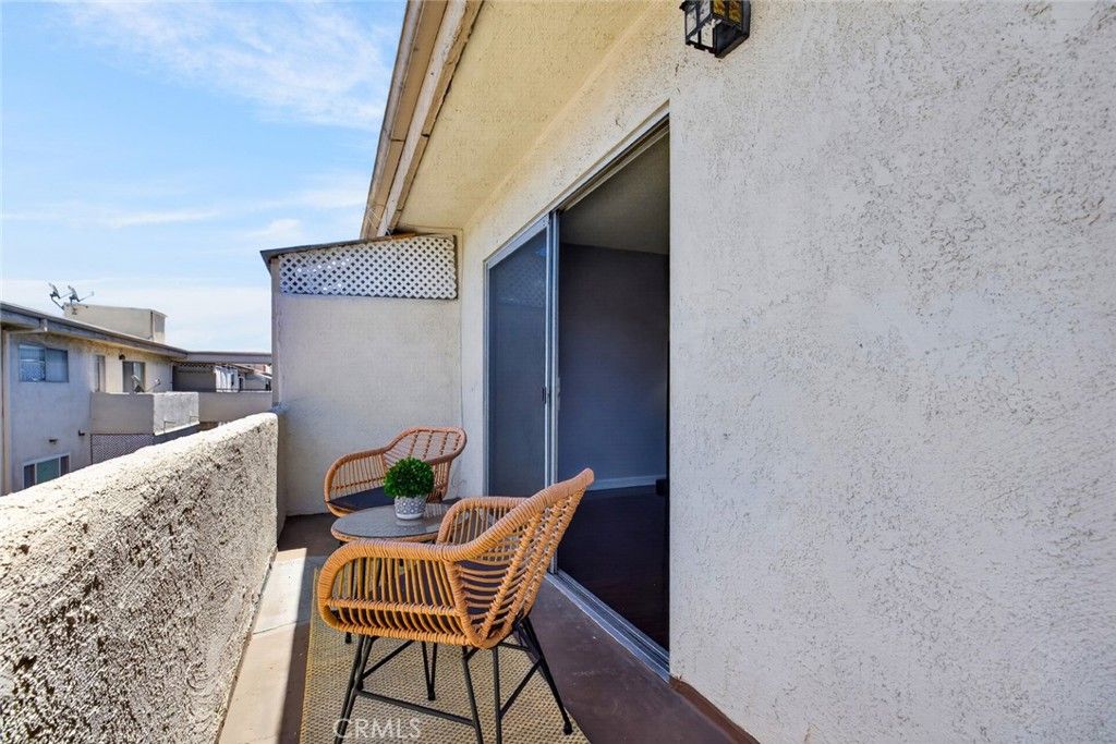 Image 18 of property listing at 5412 Lindley Avenue 322, Encino, CA 91316