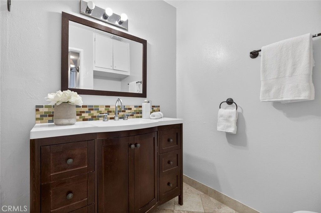 Image 22 of property listing at 5412 Lindley Avenue 322, Encino, CA 91316
