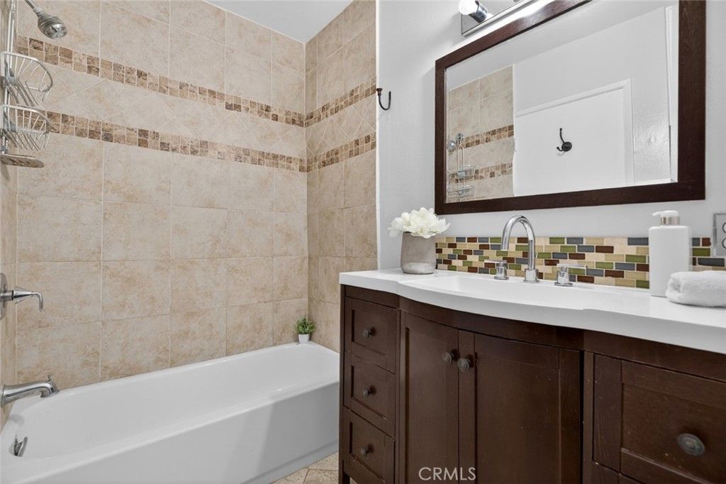 Image 23 of property listing at 5412 Lindley Avenue 322, Encino, CA 91316