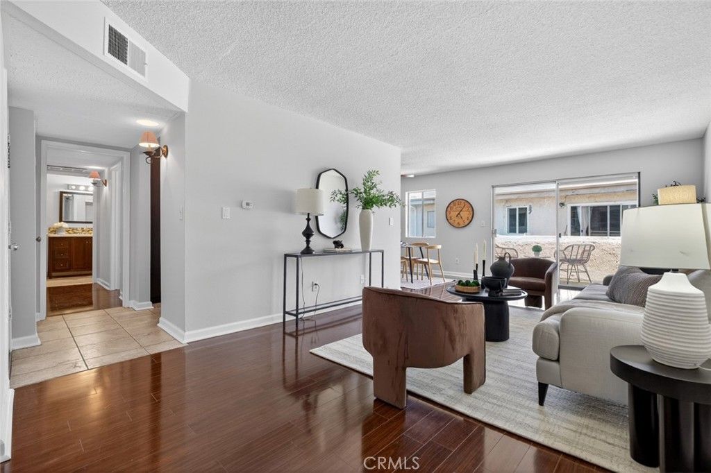 Image 3 of property listing at 5412 Lindley Avenue 322, Encino, CA 91316