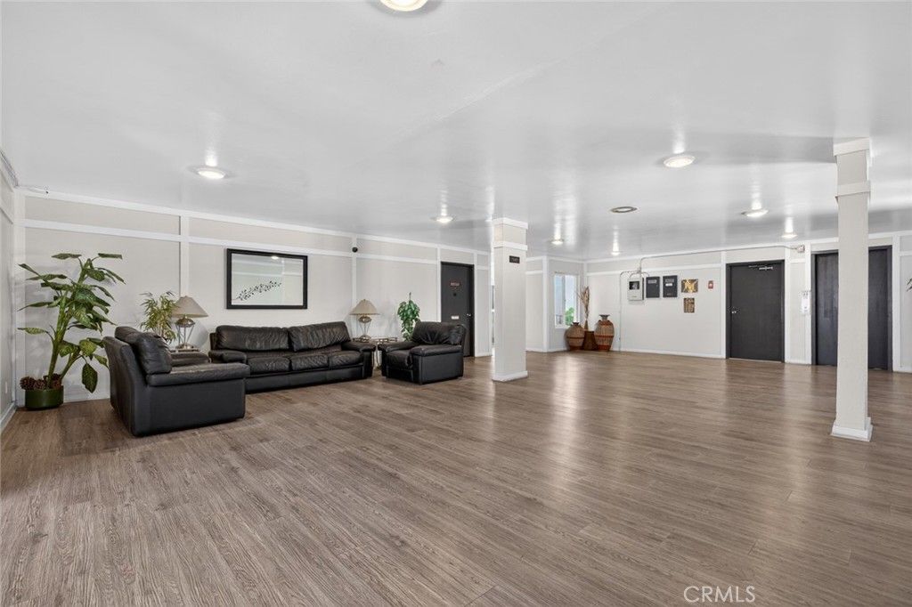 Image 32 of property listing at 5412 Lindley Avenue 322, Encino, CA 91316