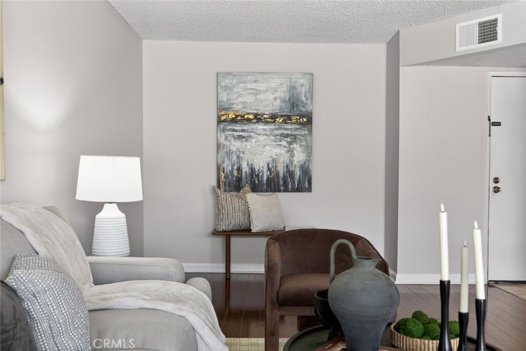 Image 4 of property listing at 5412 Lindley Avenue 322, Encino, CA 91316