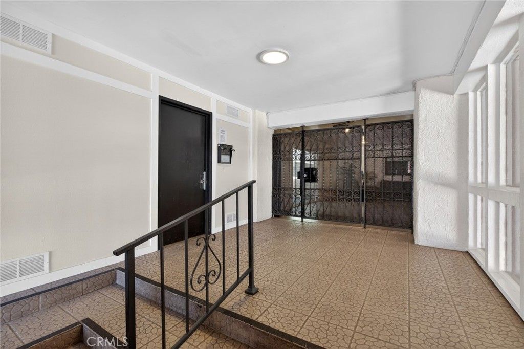 Image 40 of property listing at 5412 Lindley Avenue 322, Encino, CA 91316
