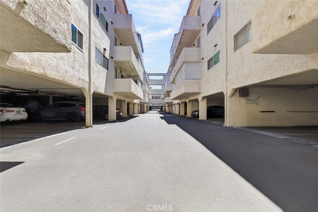 Image 43 of property listing at 5412 Lindley Avenue 322, Encino, CA 91316