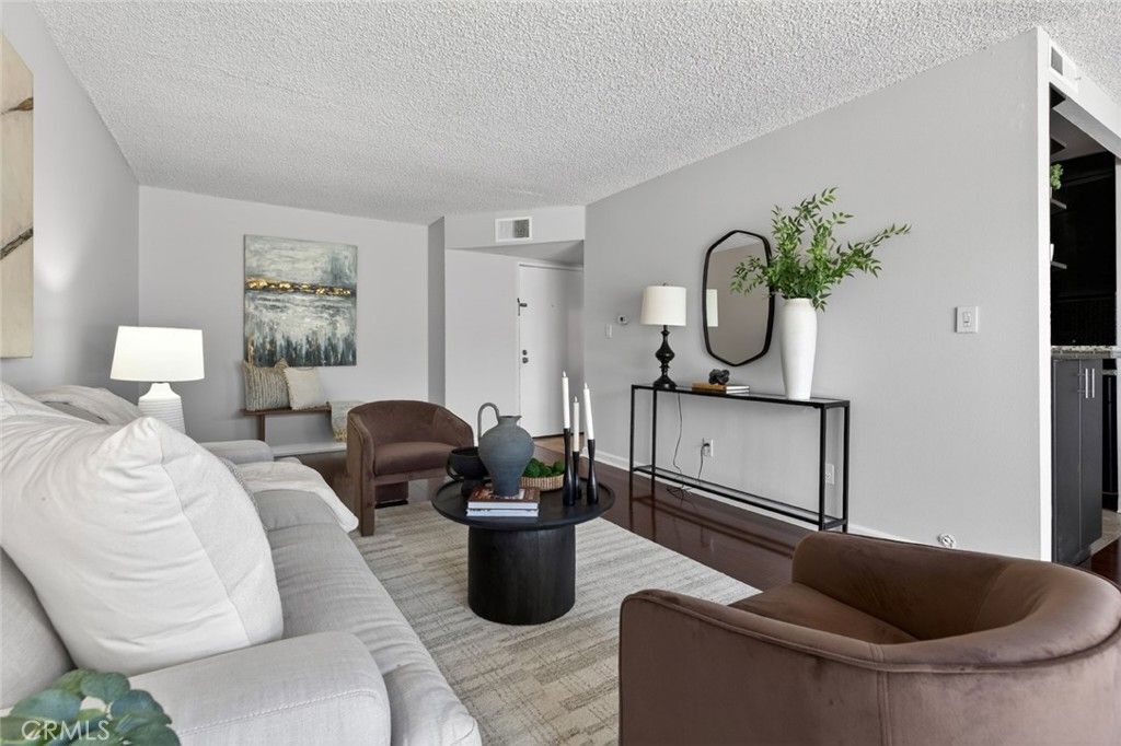 Image 5 of property listing at 5412 Lindley Avenue 322, Encino, CA 91316