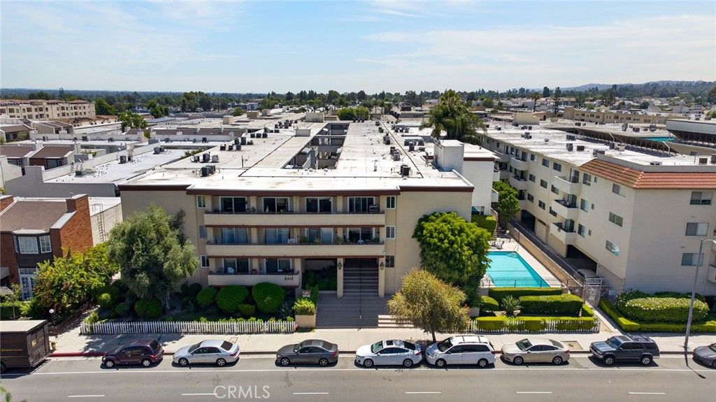 Image 52 of property listing at 5412 Lindley Avenue 322, Encino, CA 91316