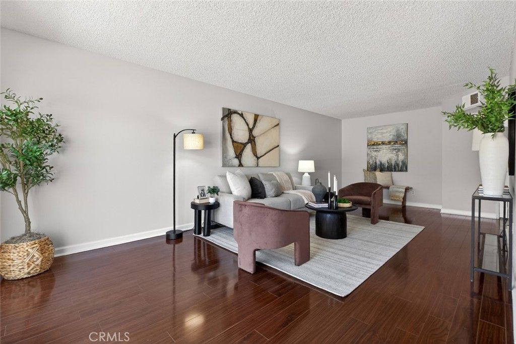Image 6 of property listing at 5412 Lindley Avenue 322, Encino, CA 91316