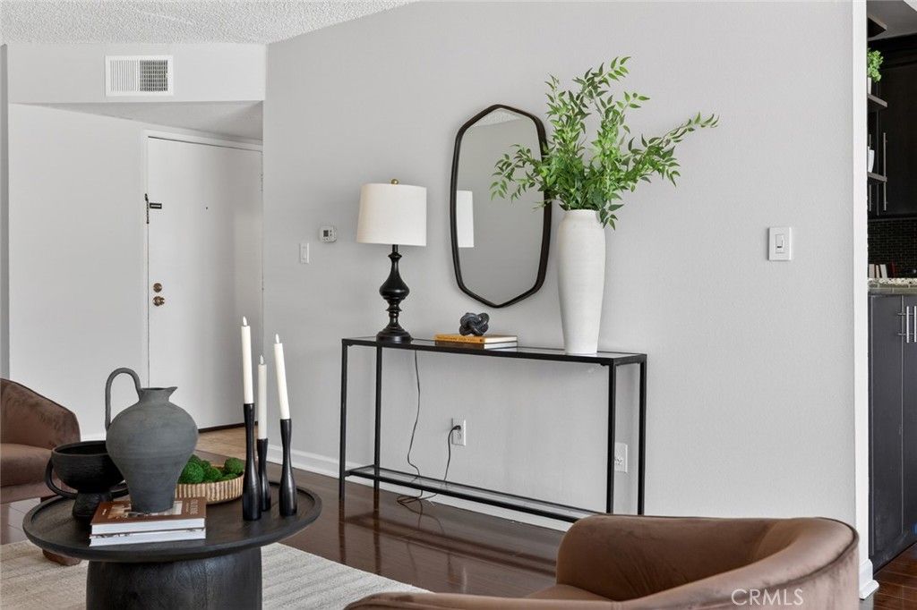Image 7 of property listing at 5412 Lindley Avenue 322, Encino, CA 91316
