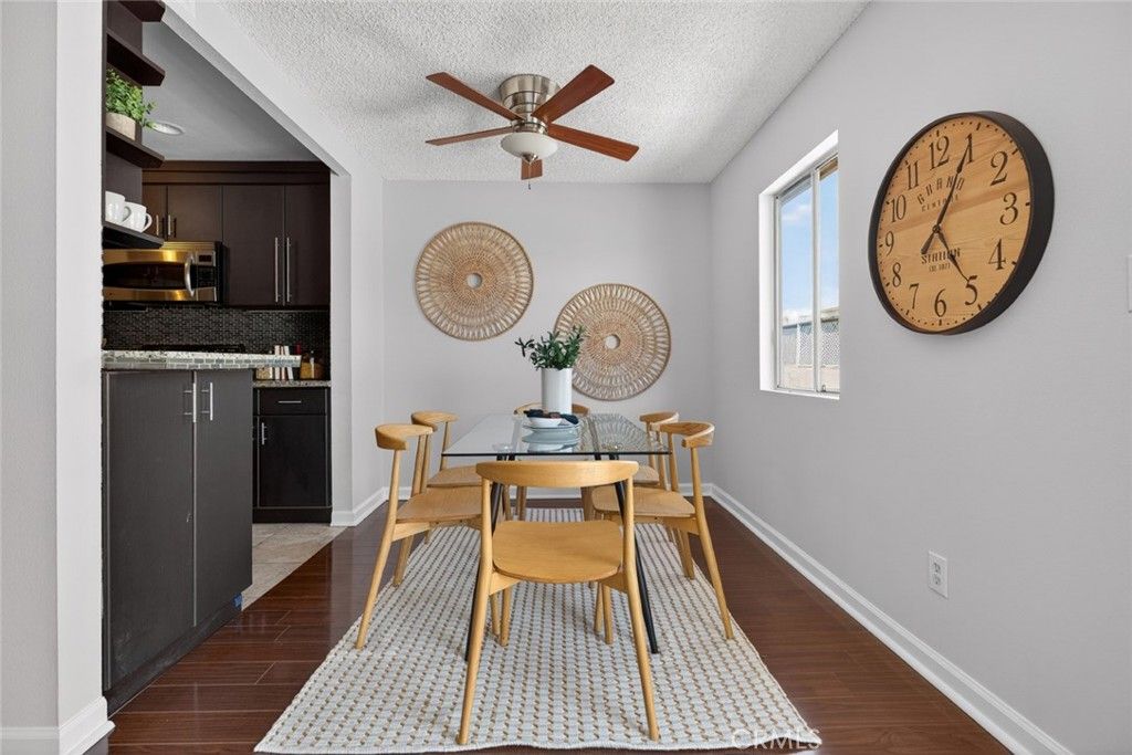 Image 9 of property listing at 5412 Lindley Avenue 322, Encino, CA 91316