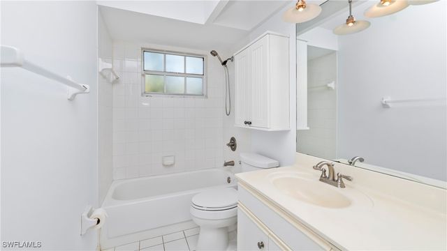 60 Brampton LN, Naples, FL 34104