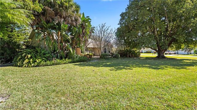 60 Brampton LN, Naples, FL 34104