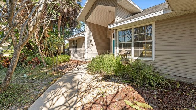 60 Brampton LN, Naples, FL 34104