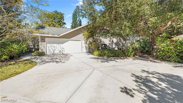 60 Brampton LN, Naples, FL 34104