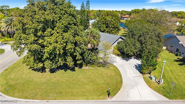 60 Brampton LN, Naples, FL 34104