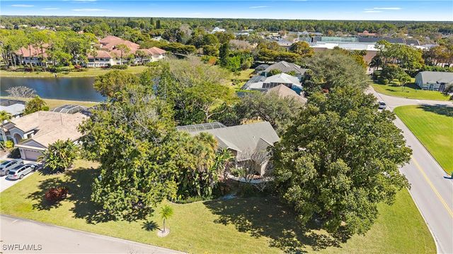 60 Brampton LN, Naples, FL 34104