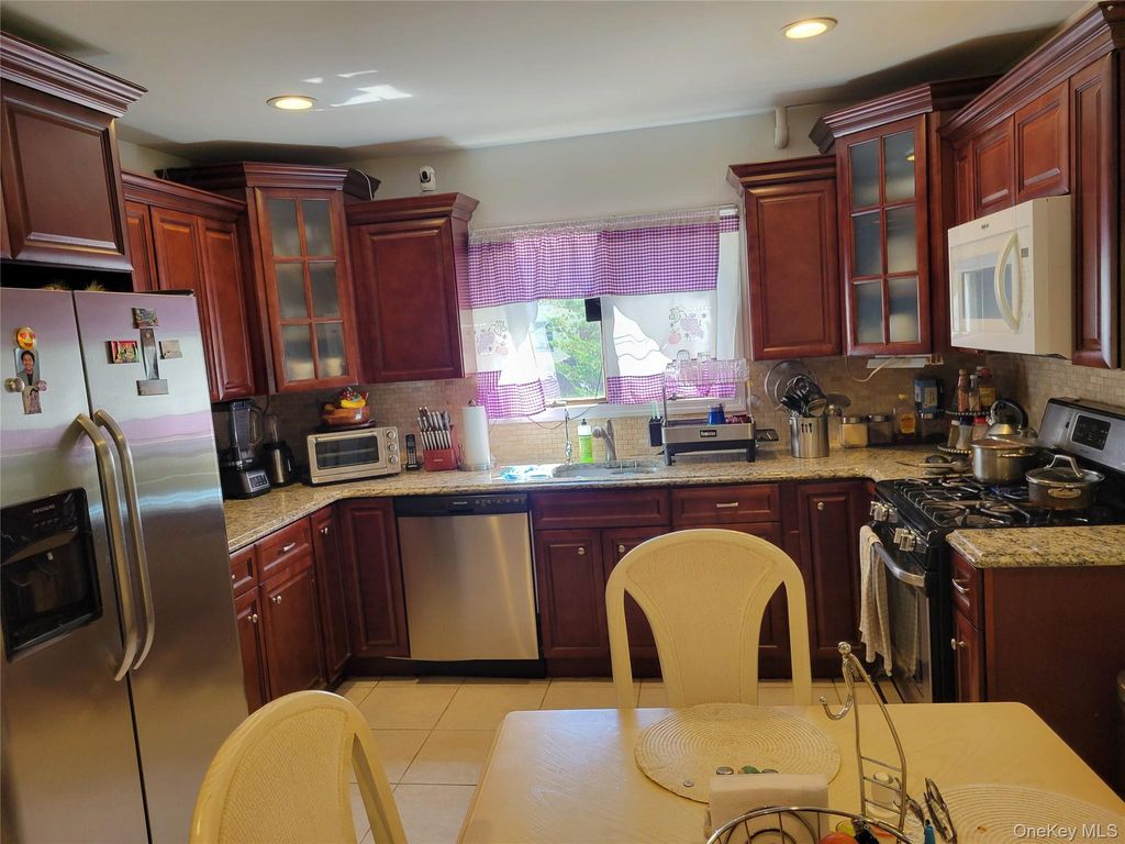 1053 Martinstein Avenue, Bay Shore, NY 11706 — photo 2