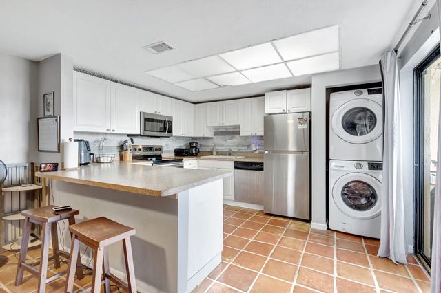 1586 Shaker Circle, Wellington, FL 33414