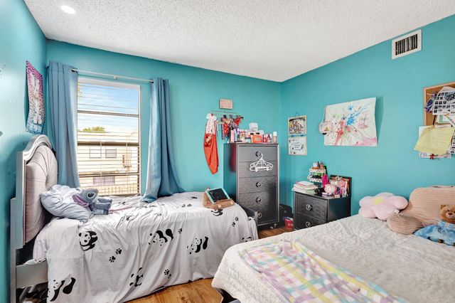 1586 Shaker Circle, Wellington, FL 33414