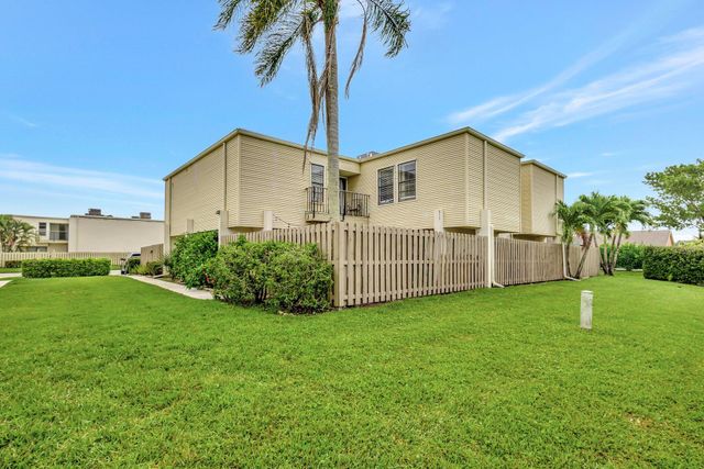1586 Shaker Circle, Wellington, FL 33414