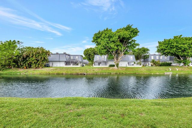 1586 Shaker Circle, Wellington, FL 33414