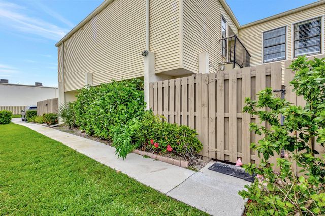 1586 Shaker Circle, Wellington, FL 33414