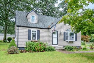 34 Deslauriers St, Chicopee, MA 01020
