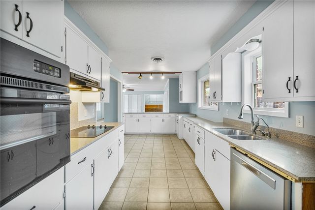 1061 Meadowbrook Dr, Corpus Christi, TX 78412