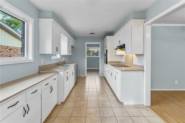 1061 Meadowbrook Dr, Corpus Christi, TX 78412