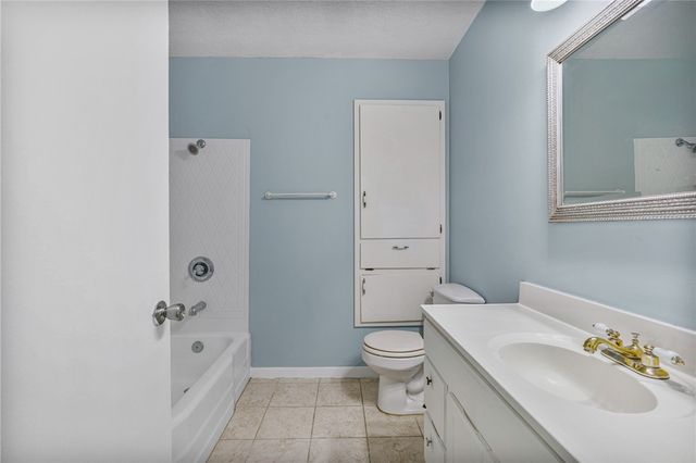 1061 Meadowbrook Dr, Corpus Christi, TX 78412
