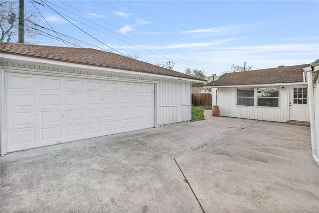 1061 Meadowbrook Dr, Corpus Christi, TX 78412