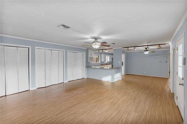 1061 Meadowbrook Dr, Corpus Christi, TX 78412