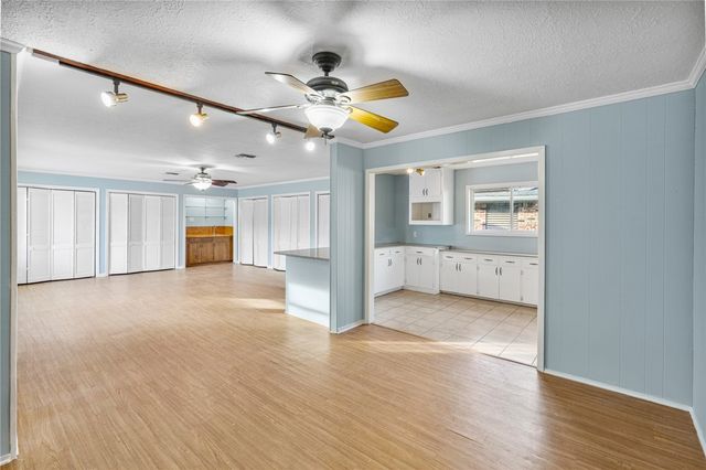 1061 Meadowbrook Dr, Corpus Christi, TX 78412