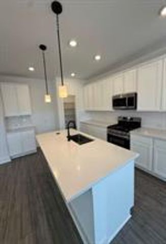 130 Sincere DR, Kyle, TX 78640